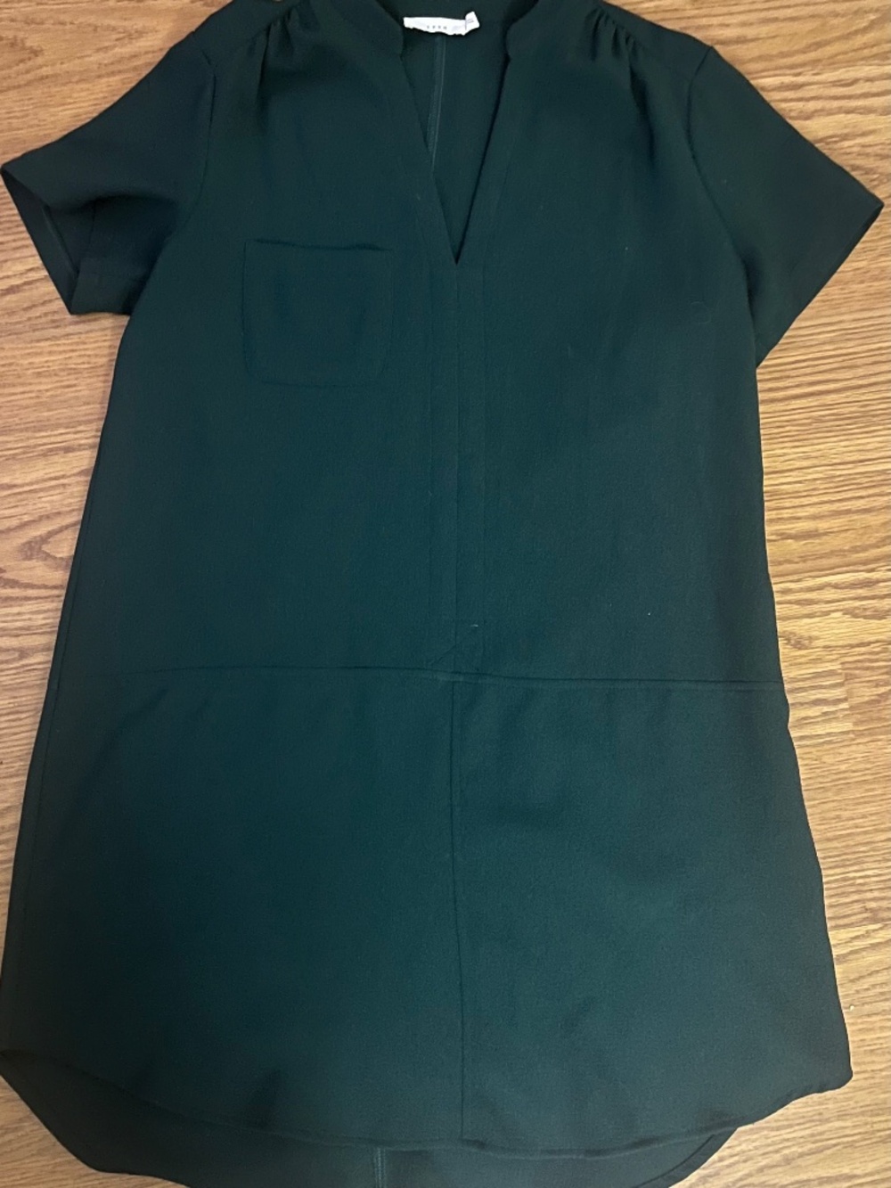 LUSH Hailey Crepe Split-Neck Short Sleeve Shift Dress - Forest Green
